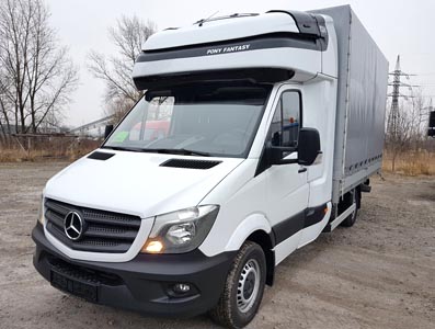 Dodávka Mercedes pro mezinárodní i vnitrostátní nákladní  autodopravu se zaplachtovanou korbou s ložnou plochou o rozměrech 4,2m x 2,3m x 2,1m