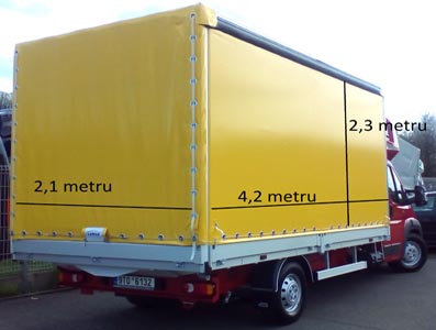 Dodávka Peugeot se zaplachtovanou korbou určená pro automobilovou nákladní dopravu autodopravu s rozměry ložného prostoru 4,2m x 2,3m x 2,1m