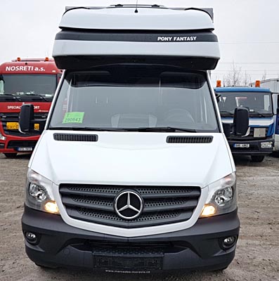 Dodávka Mercedes pro mezinárodní i vnitrostátní nákladní automobilovou dopravu se zaplachtovanou korbou s ložnou plochou o rozměrech 4,2m x 2,3m x 2,1m