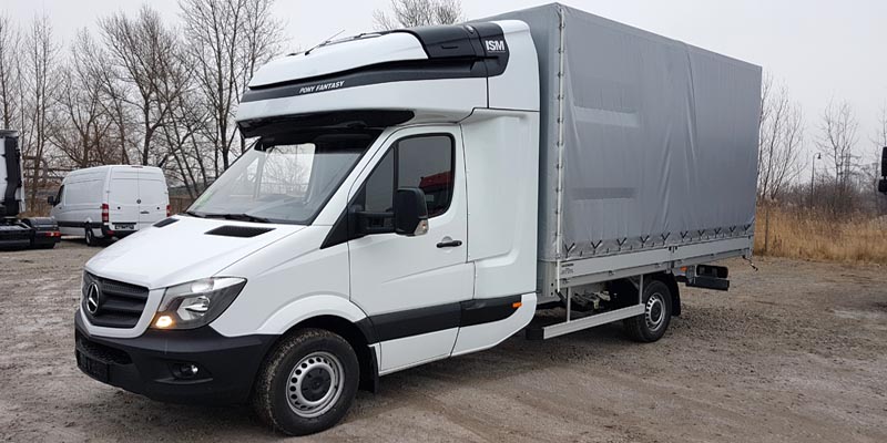 Dodávka Mercedes pro mezinárodní i vnitrostátní nákladní  autodopravu se zaplachtovanou korbou s ložnou plochou o rozměrech 4,2m x 2,3m x 2,1m